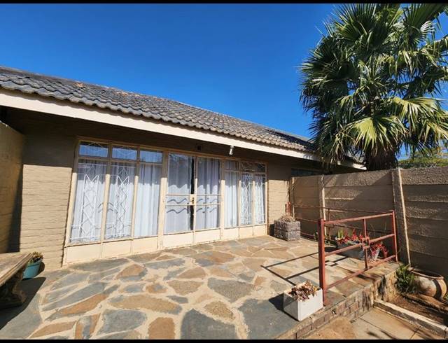 3 BEDROOM HOUSE FOR SALE IN GREENHILLS